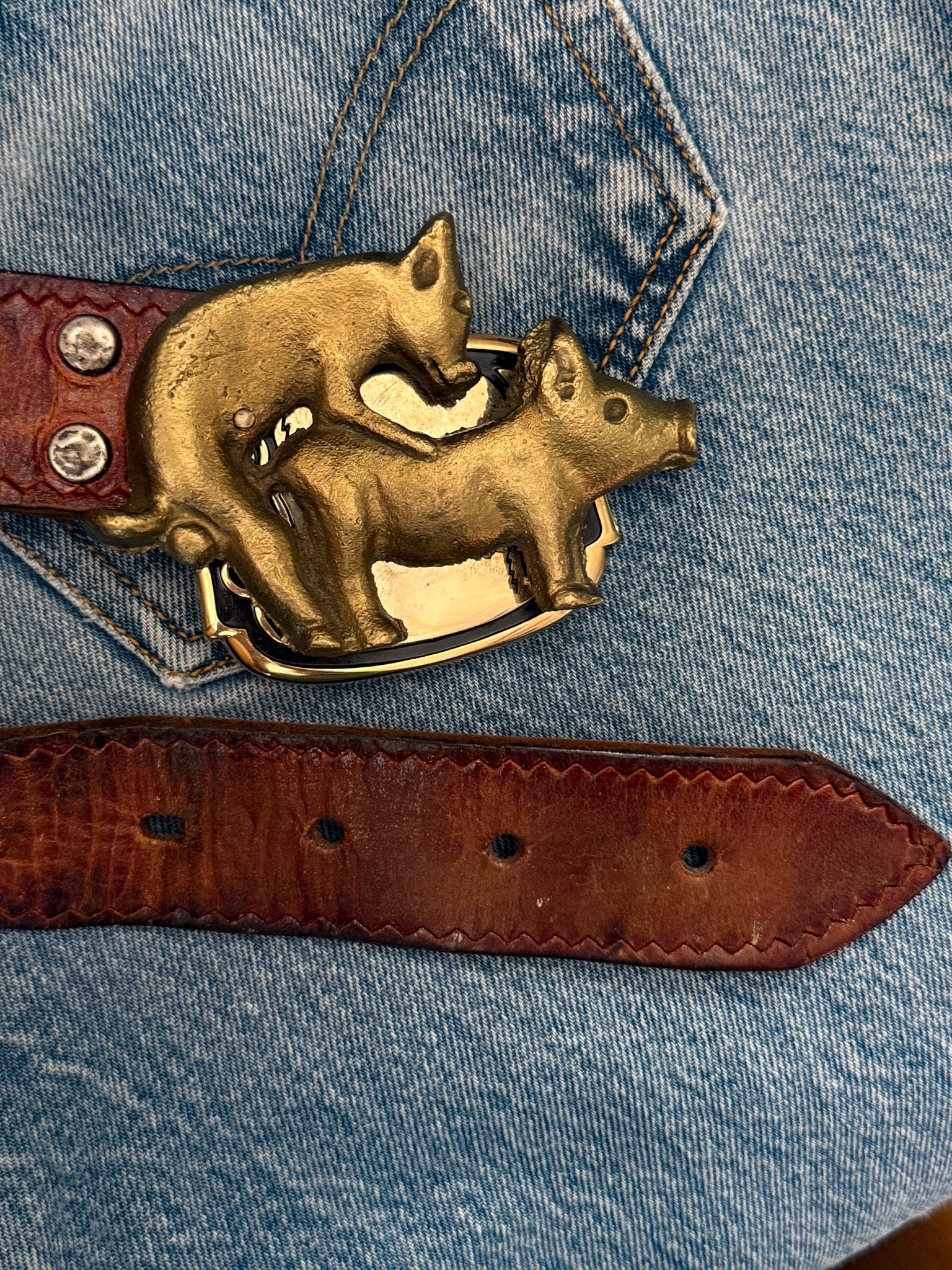 vintage novelty belt buckle, brass pig buckle, funny cowboy buckle